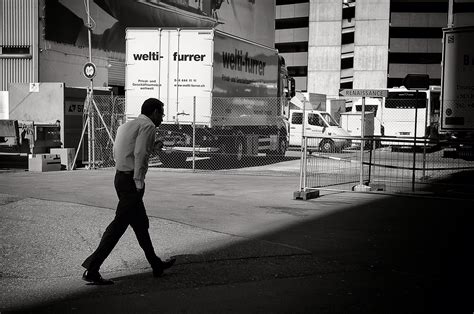 fotos gratis peatonal en blanco y negro sol la carretera urbano color monocromo