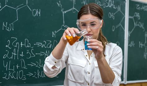 معلم خصوصی شیمی مجرب چه ویژگی‌هایی دارد؟ ویژگی‌های معلم خصوصی شیمی خوب