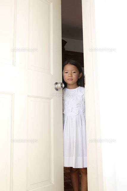 ドアの隙間からのぞく女の子 30018000592 の写真素材・イラスト素材｜アマナイメージズ