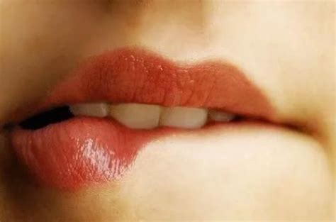 嘴唇干裂怎么处理，6种护理方法学起来 参考经验网