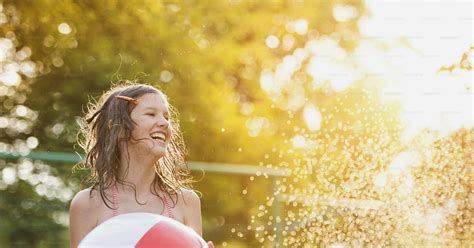Foto Zum Thema Schönes Mädchen Hat Spaß Draußen Im Sommergarten Bild Zu Freude Auf Unsplash