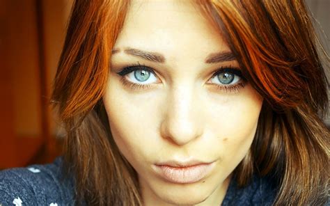 обои лицо женщины Рыжая портрет крашеные волосы длинные волосы голубые глаза очки