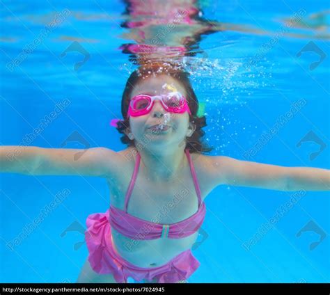 unterwasser kleines mädchen rosa bikini blau lizenzfreies bild 7024945 bildagentur