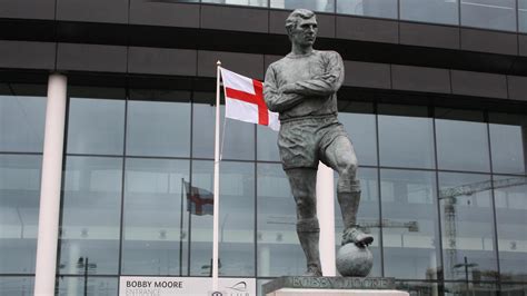 The 10 Best Football Statues