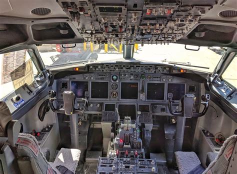 Inside Airplane Pilot Cabin Boeing 737 800 Twin Jet Flickr