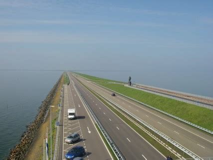 Cycle along the afsluitdijk between north holland and friesland. Toegevoegde waarde Vismigratierivier Afsluitdijk bevestigd ...