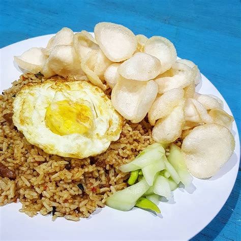 Dampingi penyajian nasi goreng dengan penyajian nasi goreng yang paling tepat adalah saat masih hangat dan pada pagi atau malam hari. 5 Nasi Goreng Enak di Surabaya, Dicampur Mie Goreng hingga ...