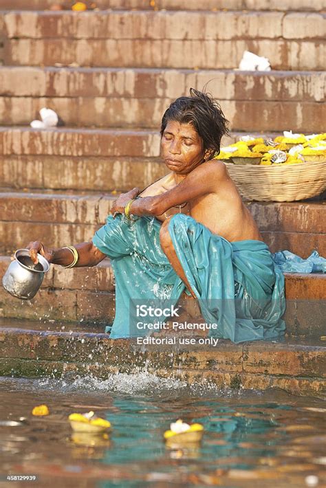 Indian Skinny Girl Posing Nude In The River Pics Sexiz Pix
