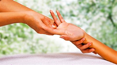 Comment Masser Les Mains Massage Des Mains Et Des Bras Détente