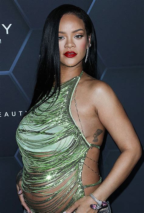 Rihanna Brille Dans La Re Campagne Fenty Beauty Depuis Son Accouchement Regardez Oxtero