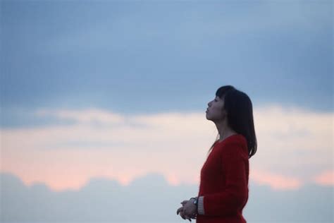 Woman Looking Up At Sky Stock Photos Pictures And Royalty Free Images