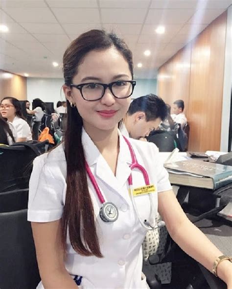 8 Gambar Doktor Pakar Khatan Cantik Yang Mengujakan Pesakit Gempak Viral