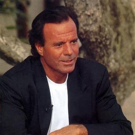 Julio iglesias might be one of the biggest selling artists in the world, having sold more than 300 million records worldwide, in 14 languages, over the course of more than 80 albums. Julio Iglesias demandado por «Me olvidé de vvir ...