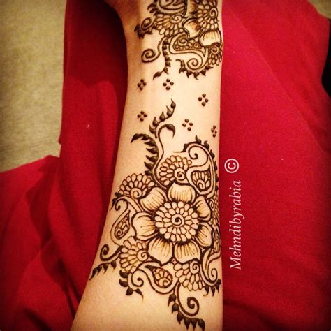Simple Mehndi On The Arm Using Vine Patterns Henna Designs