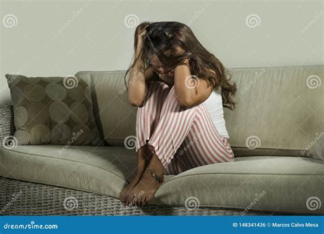 Mujer Triste Y Deprimida Joven En Pijamas En Casa La Tensin Frustrada