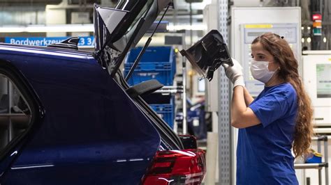 Volkswagen Produktion in VW Werken läuft wieder an manager magazin