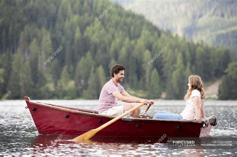 Young Couple In Rowing Boat On Lake — Activity Rural Stock Photo