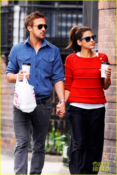 Ryan Gosling And Eva Mendes Holding Hands In Nyc Photo 2660182 Eva Mendes Ryan Gosling