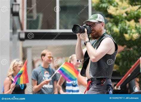 Macht Fotos Beim Gehen In Homosexuelle Pride Parade Redaktionelles Stockfotografie Bild Von