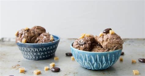 Chocolade Ijs Met Mokka En Karamel Bakken Nl Recept Karamel