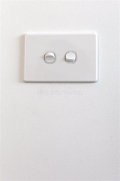 Interruptor De La Luz Doble Moderno En La Pared Blanca Foto De Archivo