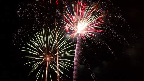 Download Wallpaper 1366x768 Fireworks Explosions Sparks Lights