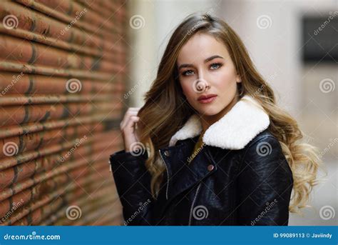 Belle Femme Russe Blonde à L Arrière Plan Urbain Image Stock Image Du Ressort Cheveu 99089113