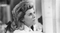 Billie Whitelaw, star of stage and screen, dies aged 82 - BBC News