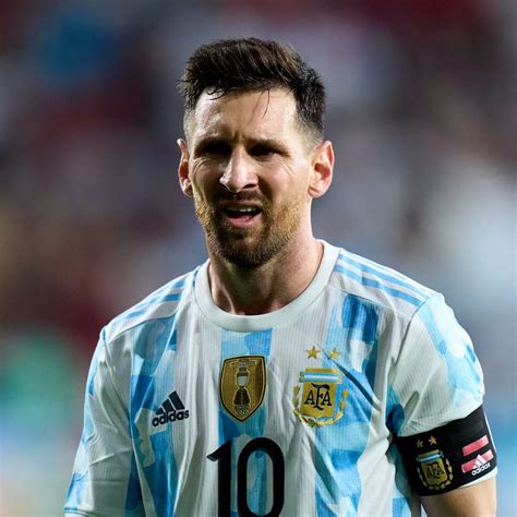 Lionel Messi La Bandera De Argentina Y El Escudo De La Asociación