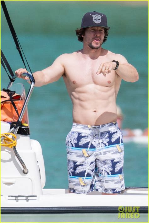Photo Mark Wahlberg Shows Off Ripped Shirtless Body In Barbados