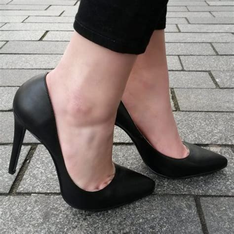 Zwarte Low Cut Pumps Met Naaldhak En Teen Decollete Silhouette Hoge Hakken