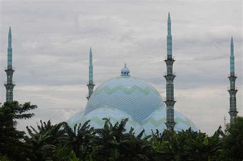 Masjid Raya Al Azhom Unik Dan Megah Di Kota Benteng