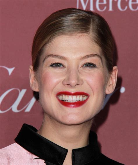 Rosamund Pikes Best Hairstyles And Haircuts