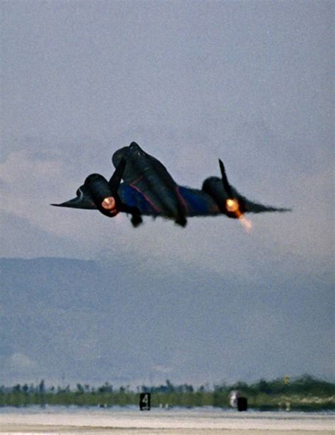 An Sr 71 Blackbird Takes Off With Full Afterburners Sr 71 Blackbird