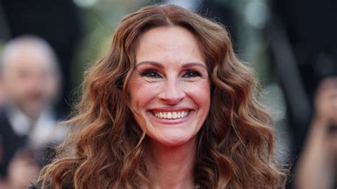 Julia Roberts Flashes Million Dollar Smile In Slinky Dress