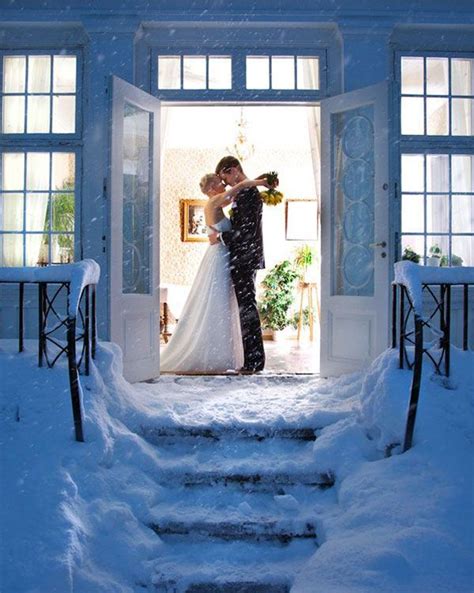 22 Breathtaking Winter Wedding Photos In The Snow You Have To See