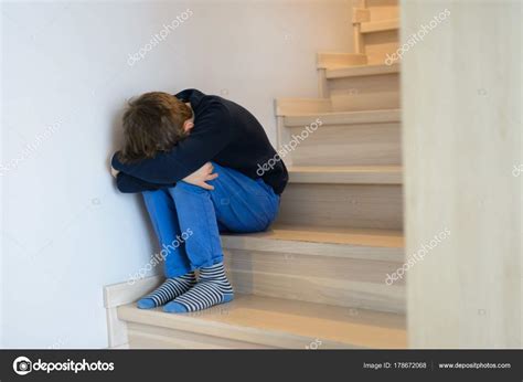 Ha sido, es y será el niño de 'solo en casa'. Triste niño llorando solo — Fotos de Stock © djedzura ...