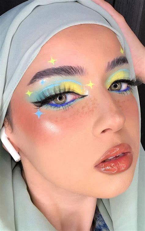 35 Cool Makeup Looks Thatll Blow Your Mind Blue And Yellow Sparkling Eye Makeup Look