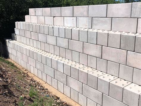 Concrete Block Retaining Walls For Diyers Its Best To Use Concrete