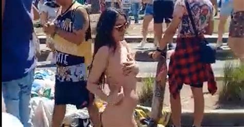 VIRAL Una joven se desnudó en plena calle durante celebraciones por