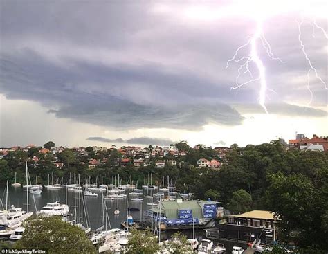 Sydney Is Bombarded With Severe Thunderstorm Warning Daily Mail Online