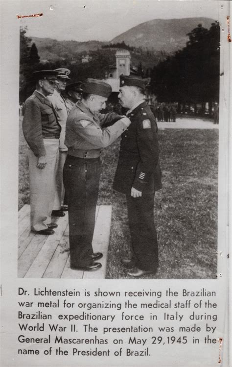 Dr Lichtenstein Recebendo Medalha Brasileira Por Sua Atuação Junto Ao Corpo Médico Da Força