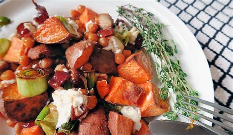 Zoete Aardappel Met Geitenkaas Kikkererwten Prei En Dadels Uit De Oven Gewoon Wat Een