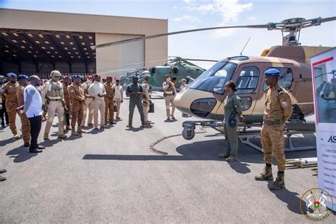 Burkina Faso Visite Du Chef Suprême Des Armées à La Base Aérienne 511