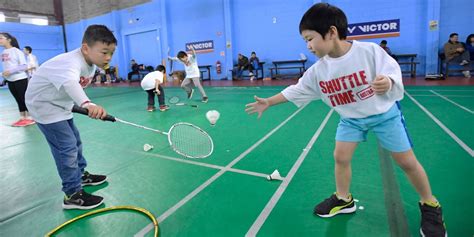 This video teaches children how to throw the shuttle correctly and get a feel for the racket.this is the very first lesson for a child when introducing them. Boost for Badminton Against Myopia Project: Research shows ...