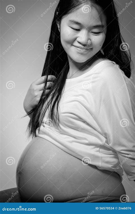 Femme Enceinte D Asiatique Dans Le Studio Sur Le Fond Blanc Photo Stock Image Du Femelle