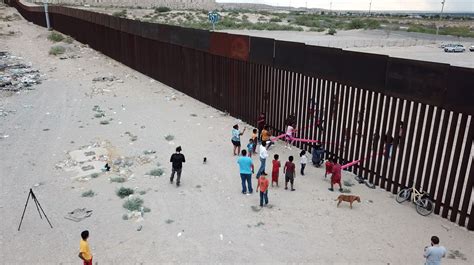 Galería De Un Manifiesto Sobre El Muro Fronterizo Entre Estados Unidos