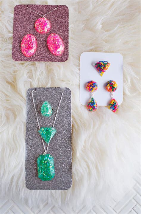 The coolest jewelry is the kind you make yourself — especially when it's this fast. 15 Resin Jewelry DIYs To Try Your Hand At