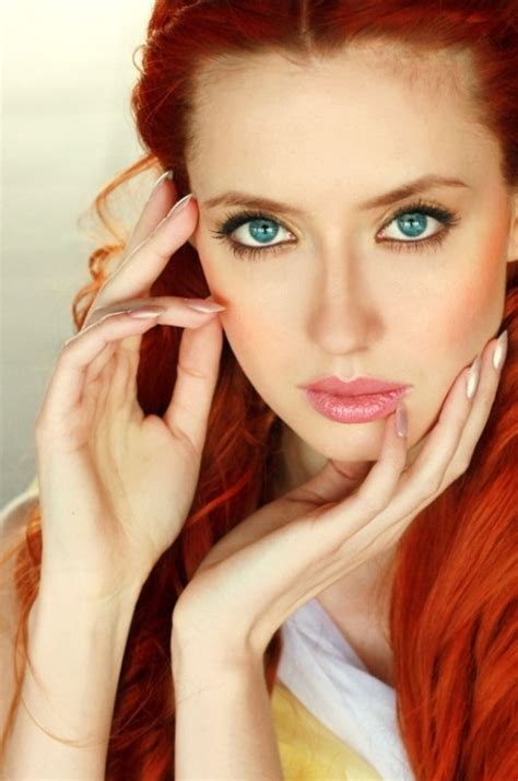 Фото Рыжая девушка с яркими голубыми глазами