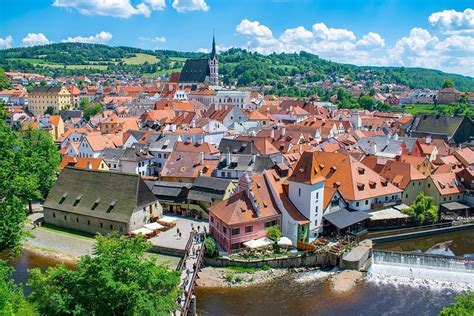 retrip global 【retrip×チェコ】 おとぎ話のような街並みが広がるのは、チェコの「チェスキークルムロフ」。世界で一番美しい街と呼ばれるほど人気なんですよ。こんなにきれいな
